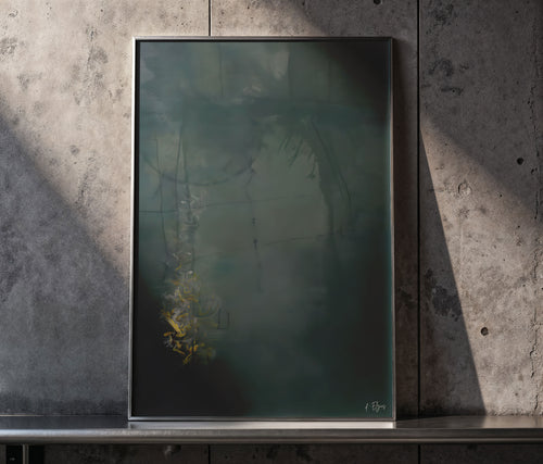 L’or est dans la boue, tirage d’art posé contre un mur de béton dans une lumière rasante.